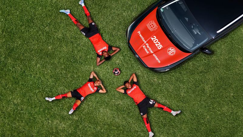 Bayer 04 Leverkusen und MG Motor Deutschland weiten ihre Partnerschaft aus.(Bild:  MG Motor Deutschland GmbH/Marcus Werner)