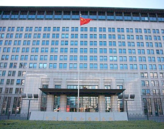 Hinter den Mauern des chinesischen Handelsministeriums in Peking ärgert man sich derzeit über Vorwürfe aus den USA: Zig einheimische Unternehmen sollen von Zwangsarbeit profitieren, weshalb diese nun auch den US-Importbeschränkungen unterliegen. Man will sich aber wehren ...(Bild:  Y. Cheng)