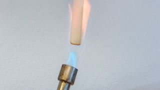 Hier wird an einem typischen Probekörper aus biobasiertem Hochleistungs-Kunststoff der Brennbarkeitstest am Fraunhofer Umsicht vorgenommen. Es handelt sich um eine Alternative aus Polymilchsäure (PLA), die mehr Nachhaltigkeit in den Elektronik- und Elektrosektor bringen kann. (Bild: Umsicht)