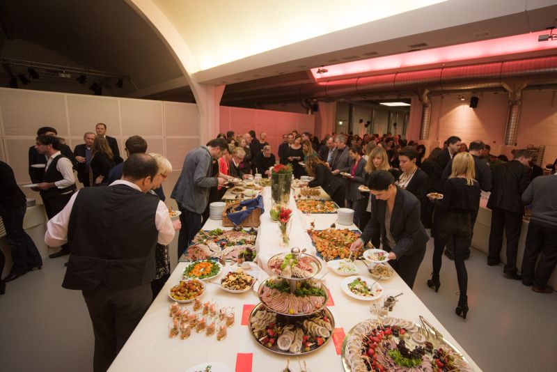 Vogel X-Mas Party 2012 im VCC in Würzburg    Am Ende blieb erwartungsgemäß nichts übrig.  Weitere exklusive Bilder zur Vogel Weihnachtsfeier finden Sie auf unserer Facebook-Fanpage. Jetzt reinschauen und Fan werden. Wir freuen uns über jeden Like. (Bild: Marcel Gollin/Vogel Business Media)