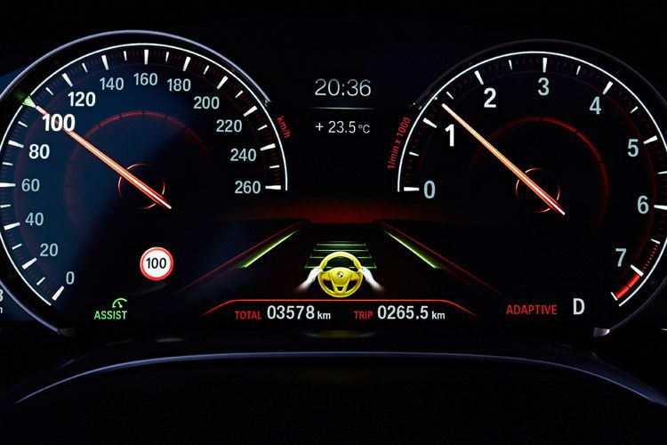 Verschiedene Assistenzsysteme erleichtern dem Fahrer die Arbeit – unter anderem lenkt das Auto automatisch und hält die Spur. Wenn der Fahrer dabei jedoch die Hand vom Lenkrad nimmt, schlägt das System Alarm. (Foto: BMW)