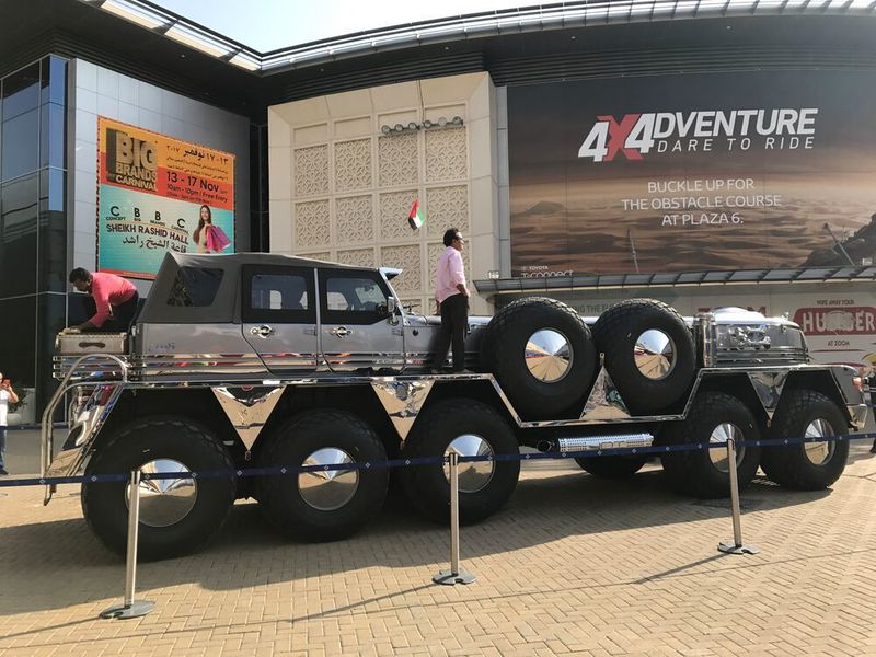 Es ist keine Voraussetzung, hilft aber auf der Dubai Motor Show: auffällig designte, teure oder einfach ausgefallene Autos. Dhabiyan nennt sich zum Beispiel ein zum Wüstenschiff umgebauter Militärlaster aus den USA. (SP-X/Michael Specht)
