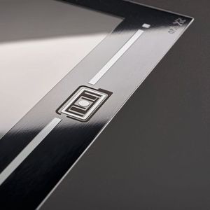 Bild 2:  Transparente Touch-Taste nahtlos eingefügt in Displays, Glas- oder Kunststoffoberflächen – die Sensorik bleibt optisch unsichtbar.(Bild:  Bopla Gehäuse Systeme)