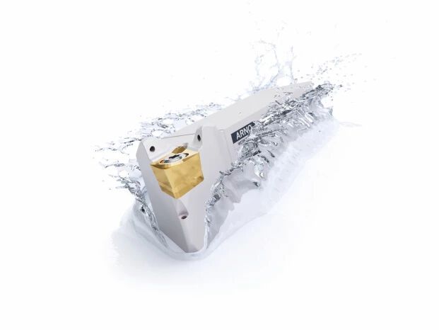 Drei präzise ausgerichtete Kanäle leiten das Kühlschmiermittel bei diesem Arno-Werkzeugsystem von oben und von unten genau an die Schneide, ohne den Spanabfluss zu behindern. Durch die besondere Geometrie des Kühlkanals entsteht ein Düseneffekt mit stark verbesserter Kühlwirkung. (Bild: Arno)