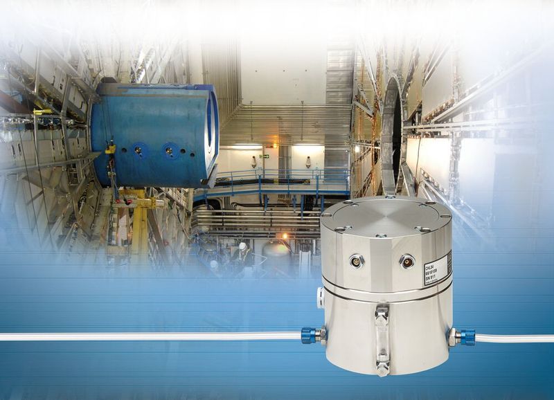 In einer Sonderbauform werden kapazitive Sensoren als Hydrostatic Leveling System CHLS4 in Teilchenbeschleunigern eingesetzt. Die Höhenlage der Messstationen im kilometerlangen Rohrsystem muss stetig überprüft und dabei eine Genauigkeit im Submikrometerbereich erreicht werden, um eine hohe Funktionssicherheit und Effizienz bei der Teilchenkollision herbeizuführen. (Bild: Micro-Epsilon)