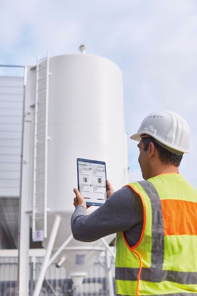 Bei Bedarf ist der Bestand auch für Endkunden auf Baustellen oder in der Landwirtschaft einsehbar. (Bild: Endress+Hauser)