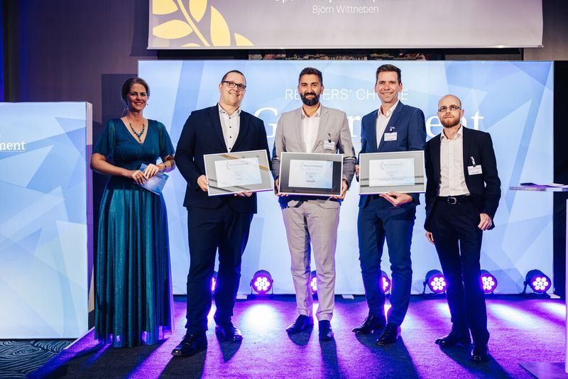 In der ersten Kategorie „eAkte“ konnte sich regisafe, vertreten durch Konstantinos Kododimos (Mitte), Platin sichern, links von ihm präsentierte Eric Berg den Gold-Award für PDV, Silber ging an Optimal Systems in Person von Björn Wittneben. (Bild: © Offenblende/Christoph Wehrer )