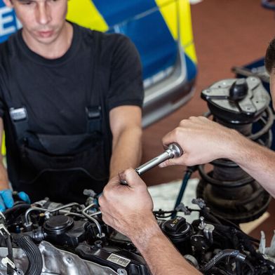 Die Anforderungen an die Ausbildung zum Kfz-Mechatroniker steigen. Überfordern sie die jungen Leute? Sollte der Ausbildungsberuf besser angepasst werden? Das ist eine von vielen Fragen, die der ZDK in seiner aktuellen Umfrage den Betrieben stellt. (Bild: Initiative Autoberufe)