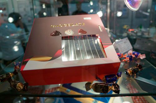 Die Intelligente Pralinenschachtel der Tampere University of Technology besitzt eine Vielzahl gedruckter Komponenten: darunter ein Motherboard, RF Antennen, eine Polymer-Solarzelle sowie elektromagnetische Sensoren.  (Bild: Idzko)