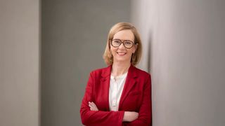 Nach einer wahren Rücktrittswelle bei Thyssenkrupp soll die bisherige Vorständin Ilse Henne den Posten von Sigmar Gabriel übernehmen. Bertriebsrat und Gewerkschaft sind von den momentanen Vorkommnissen beim Stahlkonzern nicht begeistert. Auch geht die Angst um ... (Bild: Thyssenkrupp)