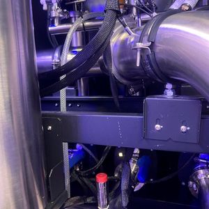 Close-up der CDU: Ein Blick auf die Rohrleitungen der Cooling Distribution Unit. Aus Diskretionsgründen zeigt die Redaktion nicht das gesamte System.(Bild:  Paula Breukel)