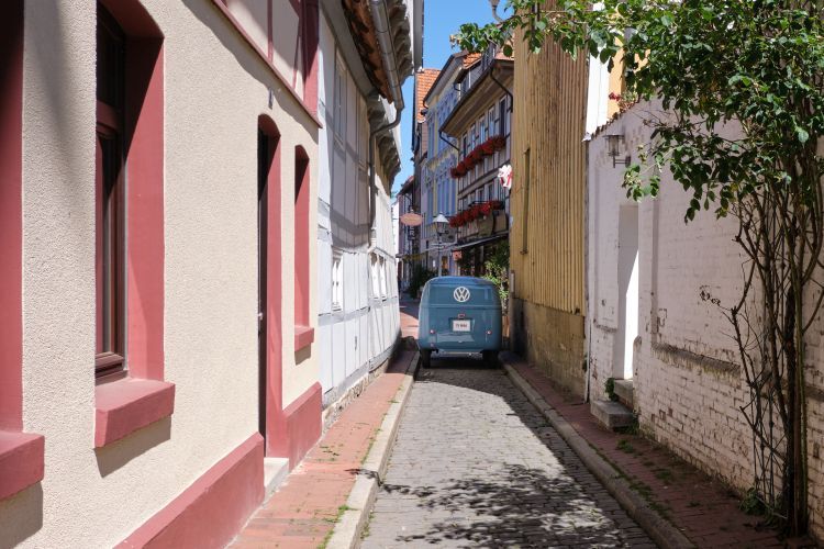 In den engen Gassen von Hildesheim versah Sofie 23 Jahre lang ihren Dienst. Ein privater Autosammler erwarb sie 1973 und erkannte das Potenzial der nützlichen Schönheit. In einem privaten Automuseum wurde Sofie zum Ausstellungsobjekt als Teil der deutschen Industrie- und Nachkriegsgeschichte. (Bild: VWN)