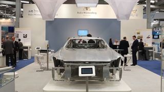 Ein Viertel der deutschen Industrieunternehmen nutzt mittlerweile Leichtbau. Die Aussteller und Exponate wie der leichte Rohbau des Mercedes-AMG GT (Mitte) am Gemeinschaftsstand „Leichtbau aus Baden-Württemberg“ bei der Hannover Messe Industrial Supply (13. bis 17. April) stehen beispielhaft für die große Breite an Know-how in Deutschland und Baden-Württemberg. (Bild: Leichtbau BW)