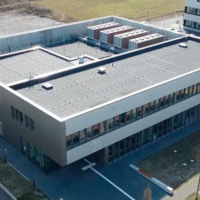 Für Schulklassen der Oberstufe, Berufsschulen sowie Kurse von Fachhochschulen und anderen Universitäten bietet das Paderborn Center for Parallel Computing die Integration eines Rechenzentrumsbesuchs in den Lehrplan beziehungsweise IT-Unterricht an: 