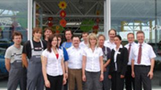 „Man kann nur ein Feuer entfachen, wenn man selber brennt“, lautet Heiko Winters Credo. Die Kunden wissen die 66 strahlenden Winter-Mitarbeiter, mit denen der Händler auch wirbt, zu schätzen. (Archiv: Vogel Business Media)