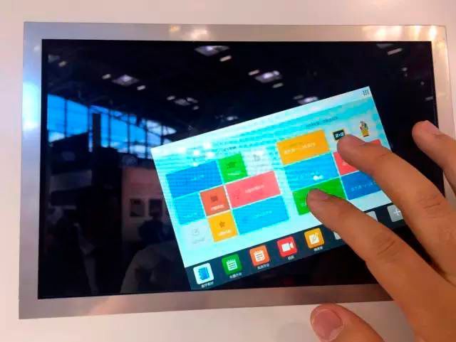 Ebenfalls gezeigt wurden One-Cell-Touch-Displays mit WXGA-Auflösung. Damit sind bis zu 10 Berührpunkte möglich. (Tianma)
