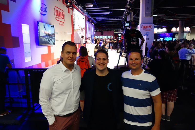 Der MediaMarktSaturn Stand war super besucht (v. l.) Hanns Sander, MediaMarktSaturn, Simon Winkler, Samsung, und Stefan Schnaus, MediaMarktSaturn,  (Bild: IT-BUSINESS)