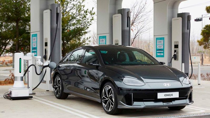Der „Automatic Charging Robot“ (ACR) genannte Laderoboter soll den Komfort beim Laden erhöhen.