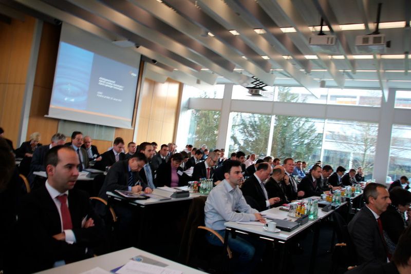 Über 115 Vertreter aus der Industrie, dem Hochschulbereich und der Forschung verfolgten die Gründung der VDMA-Arbeitsgemeinschaft Hybrinde Leichtbau Technologie am 22. Januar 2016 in Frankfurt am Main. (Bild: Königsreuther)