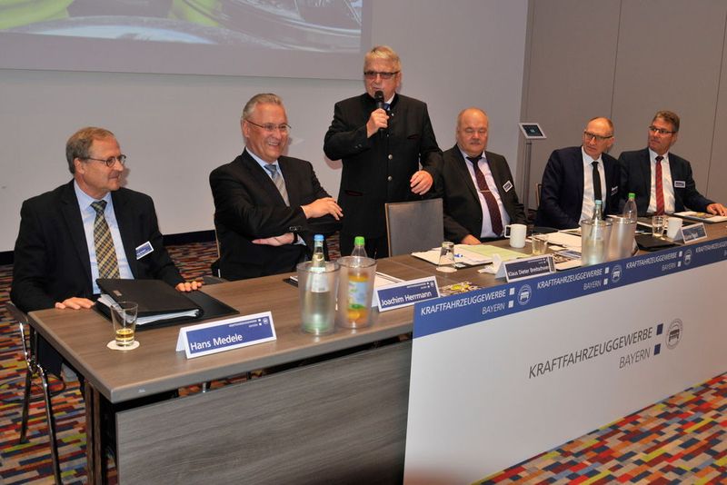 Vor der Wahl: (v. li.) Hans Medele, Joachim Herrmann, Klaus Dieter Breitschwert, Albert Vetterl, Günter Friedl und Rudolf Angerer.  (Zietz/»kfz-betrieb«)