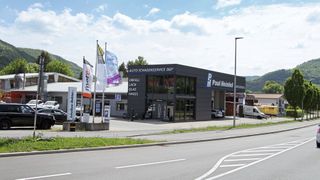 Der Karosseriefachbetrieb Paul Heinkel in Dettingen zeigt seine Kompetenz bereits an der Fassade und lädt Kunden zum Besuch ein. (Bild: Klasing)