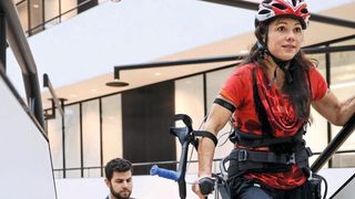 Nach einem Unfall war Silke Pan, ehemalige Turnerin und Akrobatin, gelähmt. Dank eines Laufroboters kann sie wieder laufen, stehen und Treppen steigen.  (Sonceboz)