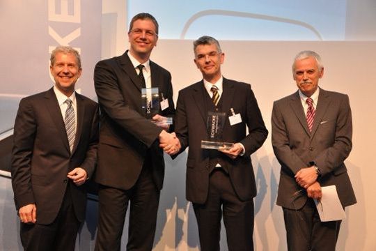 Vollendete Zufriedenheit bei Jaguar strahlen Importeurs-Geschäftsführer Peter Modelhardt (2. v. li.) und Händlerverbands-Präsident Hanns-Jörg Riehm-Peters (2. v. re.) aus. (Archiv: Vogel Business Media)