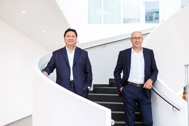 Grund zum Lächeln haben die Kuka-Vorstände Alexander Tan (CFO) und sein Kollege rechts daneben, der Kuka-CEO Peter Mohnen. Denn ihre Verträge wurden jetzt vorab verlängert. Den Grund dafür erfahren Sie in nebenstehendem Beitrag.