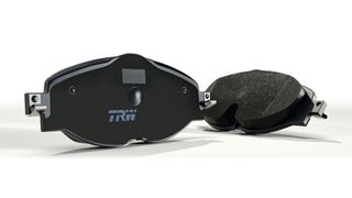 Schwarz, aber hergestellt mit grünem Strom: neuer Bremsbelag von TRW. (Bild: ZF)