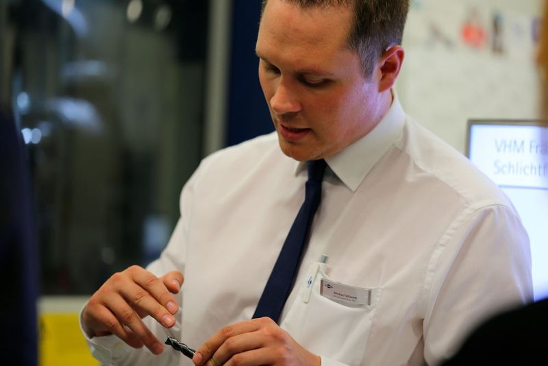 Besucher und Mapal-Entwicklungsexperten an den Fachpressetagen (Matthias Böhm)