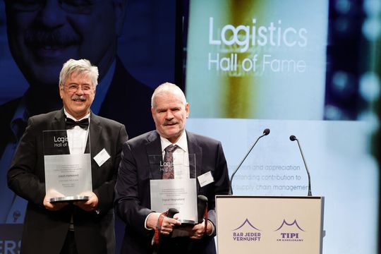 Die Norweger Jakob Hatteland (l.) und Ingvar Hognaland nahmen die Mitgliederurkunde der Logistics Hall of Fame in Berlin in Empfang.(Bild:  LHOF)