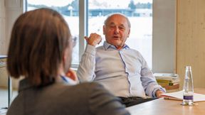 Günter Müller hat CADFEM in den 1980er-Jahren gegründet und beschreibt Benedikt Hofmann die Anfangsjahre und den Weg in die Gegenwart. (Bild: CADFEM / Nadine Wilhelm Fotografie)