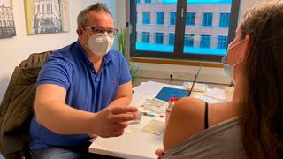 Betriebsarzt Julian Graf kam ins Verbandshaus des Kfz-Gewerbes Hessen und bot den Mitarbeitern der Geschäftsstelle und Anwohnern eine Auffrischungsimpfung an. (Kfz-Gewerbe Hessen)