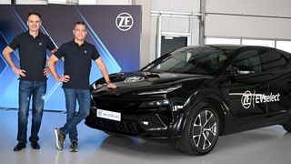 ZF-Vorstandsmitglied Mathias Miedreich (rechts), verantwortlich für die Division Elektrifizierte Antriebstechnologien, und Otmar Scharrer vor dem Innovationsfahrzeug EVselect. (Bild: ZF Group)