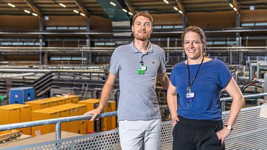 Torne Tänzer und Marianne Liebi an der Synchrotron Lichtquelle Schweiz SLS am PSI. Hier konnten sie erstmals die Nanostruktur von Oberschenkelhalsknochen sichtbar machen. Dies könnte helfen zu verstehen, weshalb dieses Knochenstück vergleichsweise häufig bricht.(Bild:  Paul Scherrer Institut PSI/Markus Fischer)