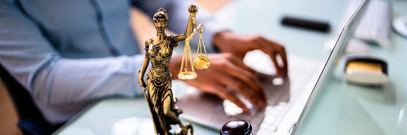 Trotz des unterschiedlichen Stands in der Digitalisierung greifen einige Gerichte in Bayern und Baden-Württemberg auf Videoverhandlungen zurück(©  Andrey Popov – stock.adobe.com)