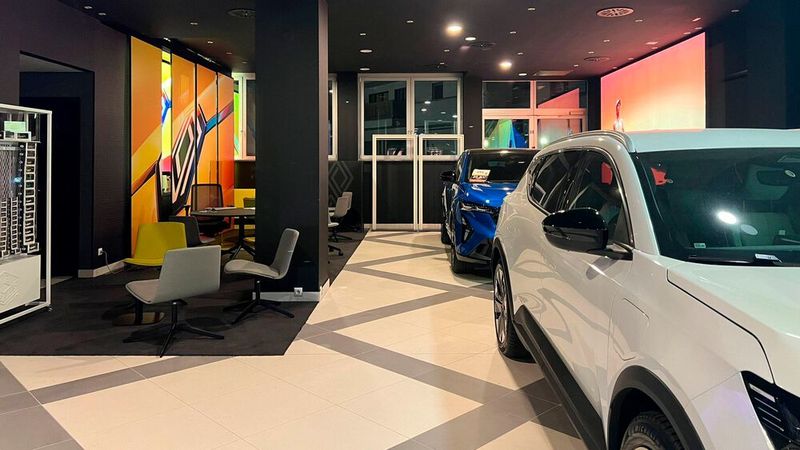 Zur Eröffnung standen zwei Fahrzeuge im Showroom, permanent sollen es drei sein. (Bild: Renault)
