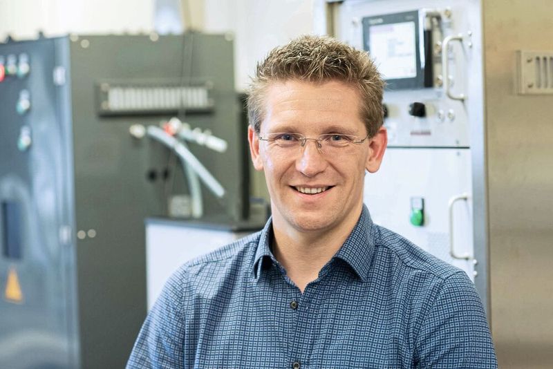 „Unser Reaktor ermöglicht eine Trennung der verschiedenen Schritte bei der Ammoniakproduktion in Lichtabsorption und N2-Reduktion. Dadurch können wir jeden Reaktionsschritt einzeln untersuchen und optimieren.“ Prof. Dirk Ziegenbalg, Institut für Chemieingenieurwesen Ulm (Bild: Elvira Eberhardt/Uni Ulm)