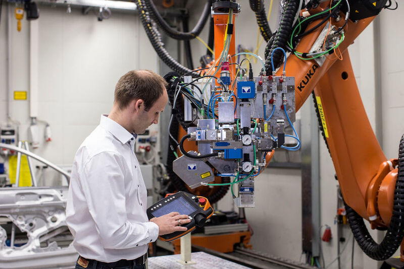 New manufacturing processes also play a major role. In the picture Jan Philipp Weberpal controlling the laser beam remote welding system. (Audi)