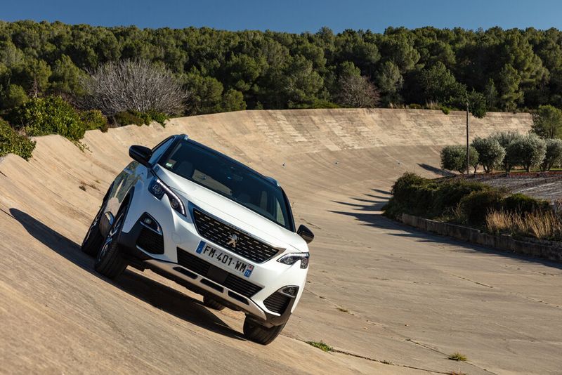 In dem Wagen wurde ein 1,6-Liter Vierzylinder-Benzinmotor mit Turbo und Direkteinspritzung mit zwei Elektromotoren kombiniert. (Peugeot)