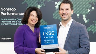 Mosca-CEO Simone Mosca nimmt aus der Hand von Ideas-&-More-Geschäftsführer Christian Hutter die LkSG-Auszeichnung seiner Unternehmensberatung entgegen. (Bild: Mosca)