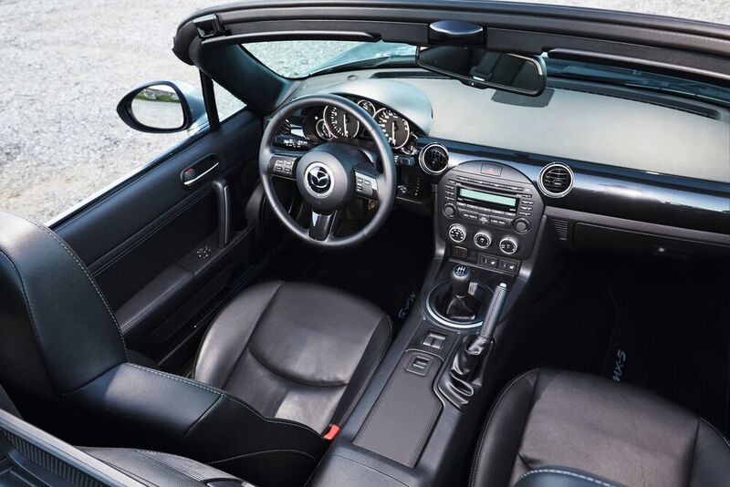 Im Innenraum verfügt der Mazda über Platz für das Reisen zu zweit und bietet klares Design. (Mazda)