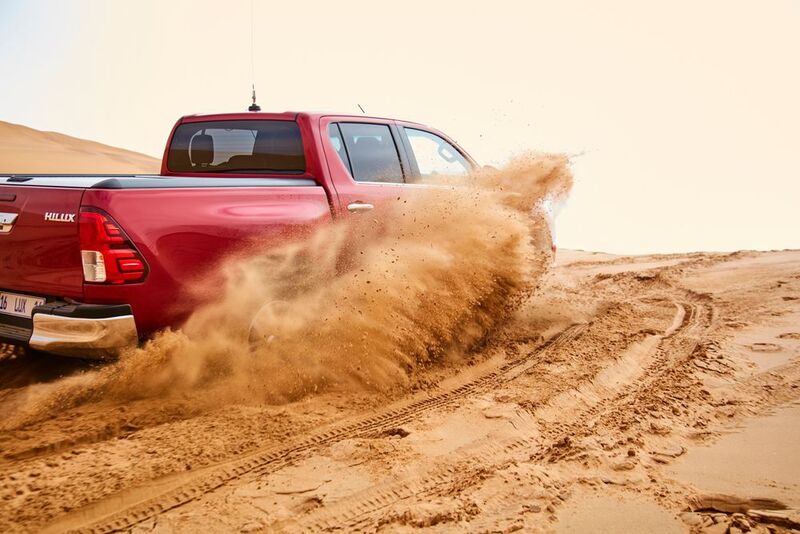 Sand beispielsweise ist eine gute Spielwiese für den waschechten Geländewagen. (Toyota)
