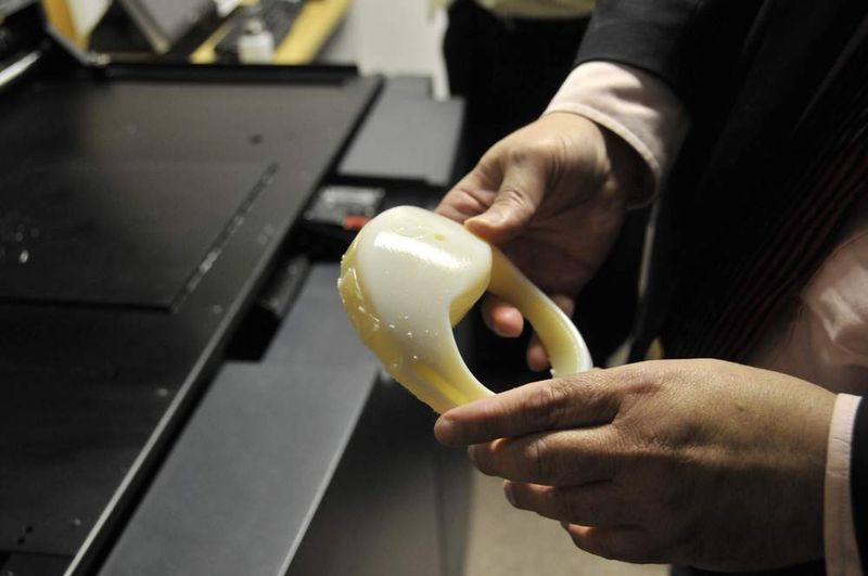 4 Schnelle Produktentwicklung mit Rapid-Prototyping:  Die PolyJet-3D-Rapid-Prototyping-Technologie erfüllt erwiesenermaßen die Anforderungen der unterschiedlichsten Branchen und Anwendungsgebiete. Jede Schicht wird mit Dicken von nur 0.016 bzw. 0.030 mm durch Aufspritzen der beiden Materialien (Modellmaterial und Stützmaterial) generiert. Das Modellmaterial wird direkt nach dem Auftragen durch die am Druckkopf installierten UV-Lampen vollständig ausgehärtet. Eine nachträgliche Vernetzung des Modellmaterials ist bei diesem Prozess nicht notwendig. (Archiv: Vogel Business Media)