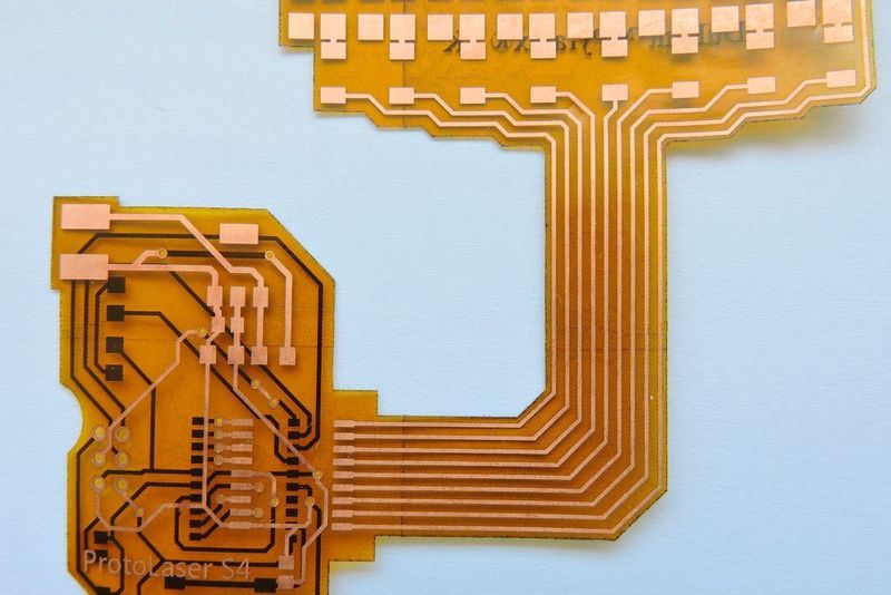 Bild 3: Muster einer doppelseitigen flexiblen Leiterplatte bearbeitet mit dem ProtoLaser S4 (LPKF Laser & Electronics)