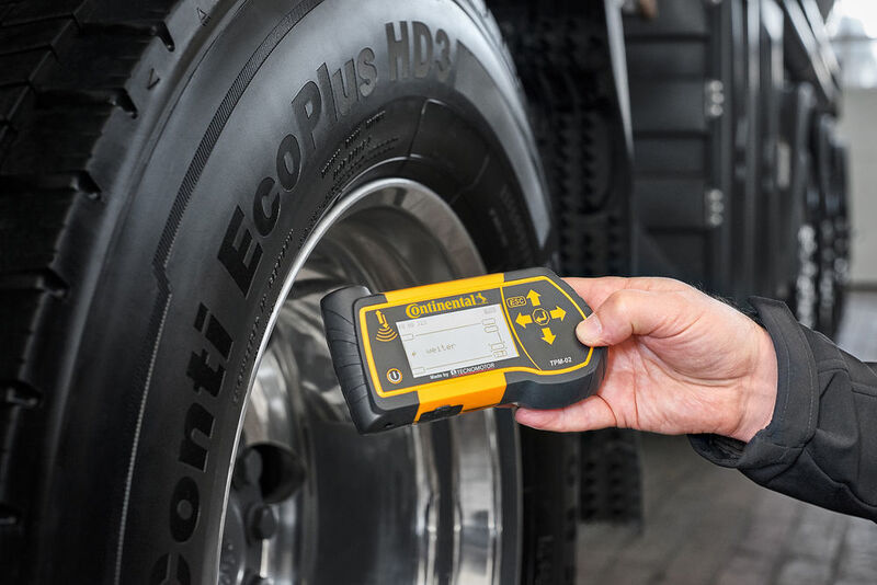 Das handliche Scan-Messgerät („Handheld“) ermöglicht Flottenmanagern, Luftdruck und Tempera-tur der Reifen des kompletten Fuhrparks von außen in kürzester Zeit zu erfassen. (Bild: Continental)