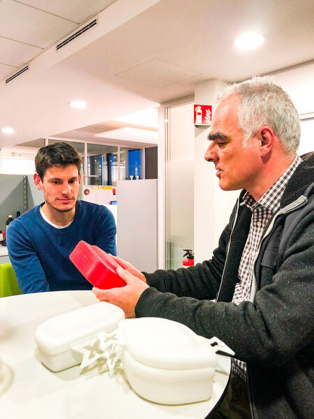 Professor Steffen Ritter (right) and MOULDING EXPO Project Manager Florian Schmitz discuss the first display models from the 3-D printer.  (Messe Stuttgart)