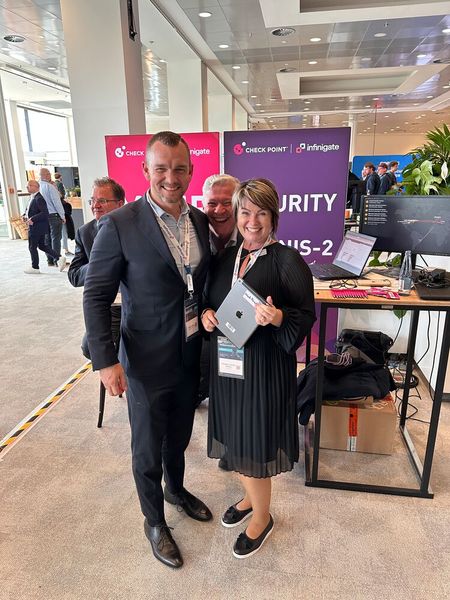 Da war die Kamera-Security zu langsam - Fotobomb zwischen Patrick Scholl (Infinigate) und Claudia Lemme-Fabian (Checkpoint). (Bild: Vogel IT-Medien)