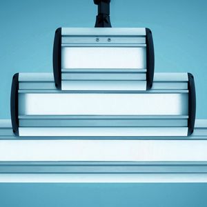Die LED-Leuchte Taneo sorgt als Gestänge- oder Systemleuchte mit anwendungsgerechter Lichtleistung, hoher Lichtqualität und ergonomischer Handhabung für ideale Lichtverhältnisse am Industriearbeitsplatz.