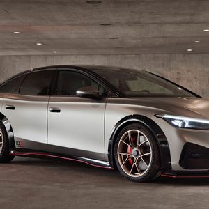 Mit dem fast 5 Meter langen ID 7 hat VW erst seit kurzem ein neues Topmodell seiner Elektroflotte am Start. Nun wird die E-Limousine in einer Sportversion gezeigt.(Bild:  Volkswagen)